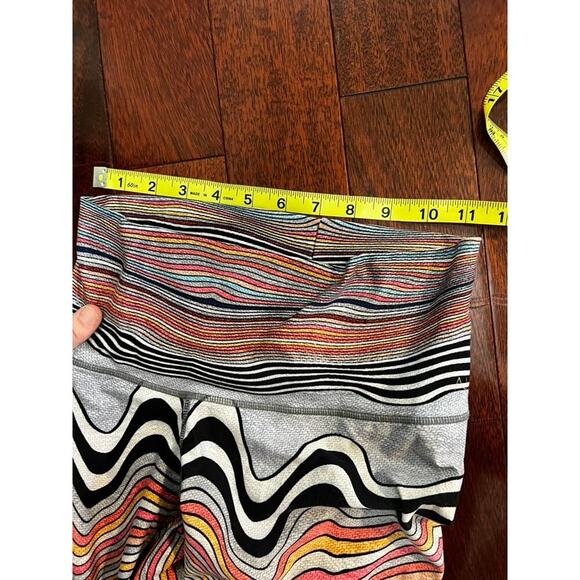 Niyama Sol Wavy psychadelic patterned capri leggings, no longer in print - Picture 5 of 5